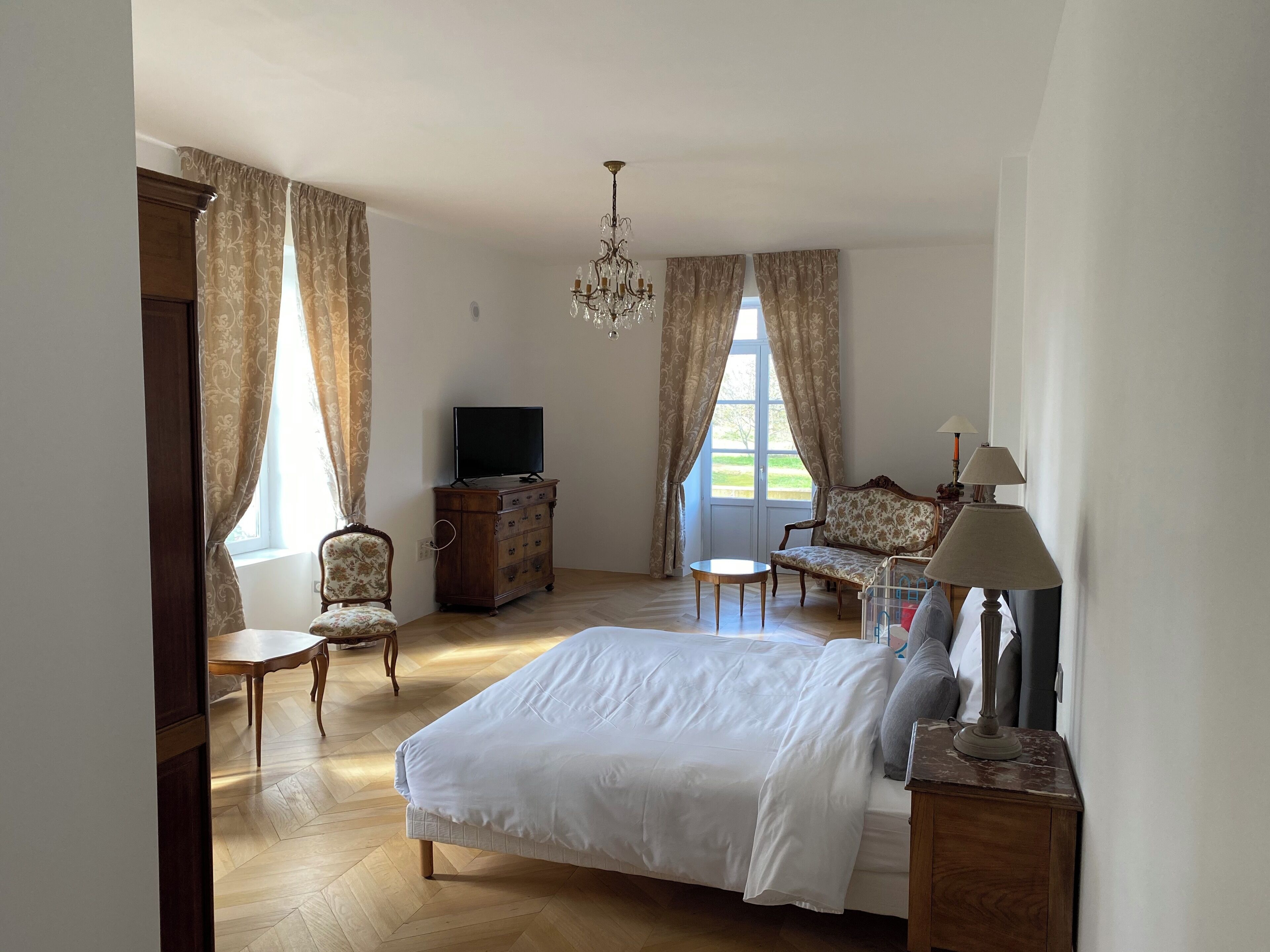 1 slaapkamer, een strijkplank/strijkijzer, reisbedje, internet