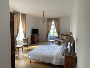1 bedroom, iron/ironing board, travel crib, internet - Chambre Jean in Château Camus (Montmarault)