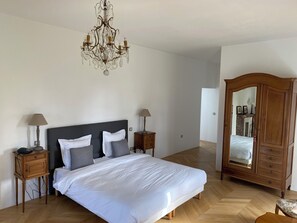 1 chambre, fer et planche à repasser, lit de bébé portatif