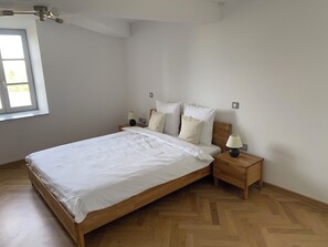 2 bedrooms, iron/ironing board, travel cot, Internet