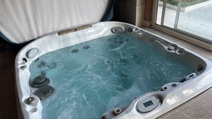 A hot tub with a digital temperature display, multiple jets, and a control panel. - Thierry room in Château Camus (Montmarault)