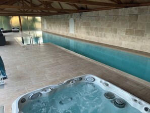 Indoor pool - Margueritte room in Château Camus (Montmarault)