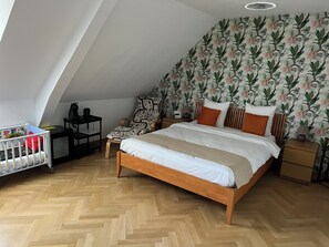 2 sovrum, strykjärn/strykbräda, resesäng och internet