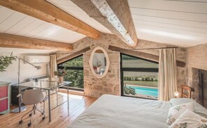 3 chambres, bureau, fer et planche à repasser, lit de bébé portatif