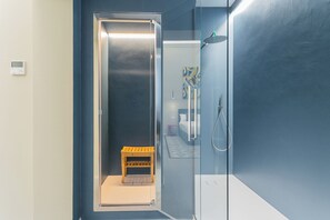 Classic Apartment | Bathroom | Shower, hair dryer, bidet, towels - Cognetti Suites by Wonderful Italy (Bari)