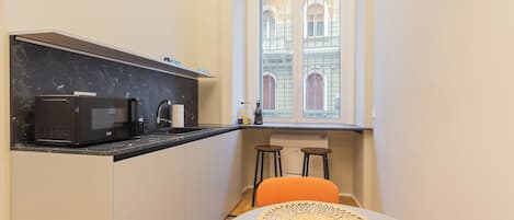 Appartamento Basic | Cucina privata | Microonde, piano cottura, macchina per caffè espresso