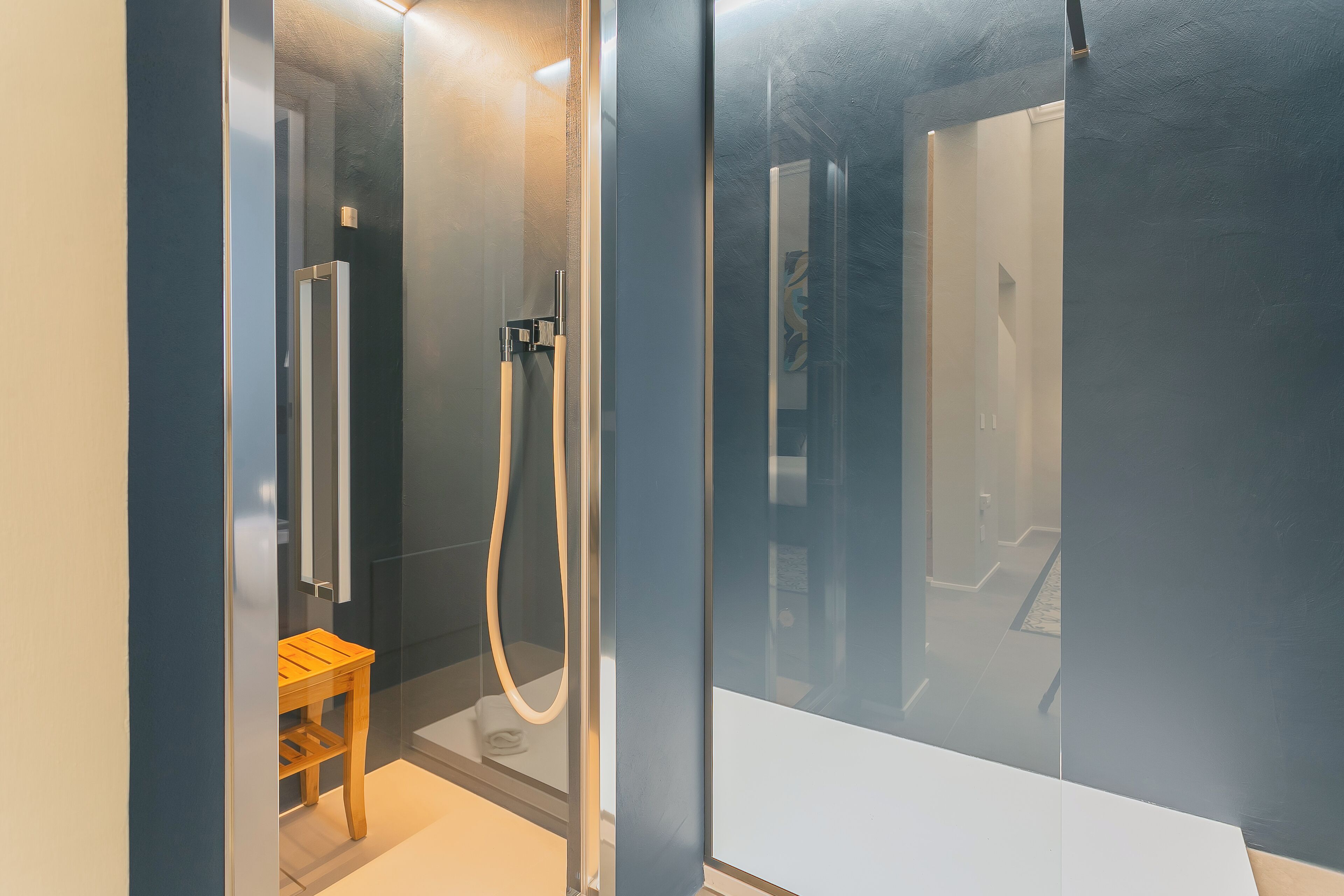 Classic Apartment | Bathroom | Shower, hair dryer, bidet, towels