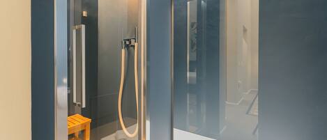 Classic Apartment | Bathroom | Shower, hair dryer, bidet, towels