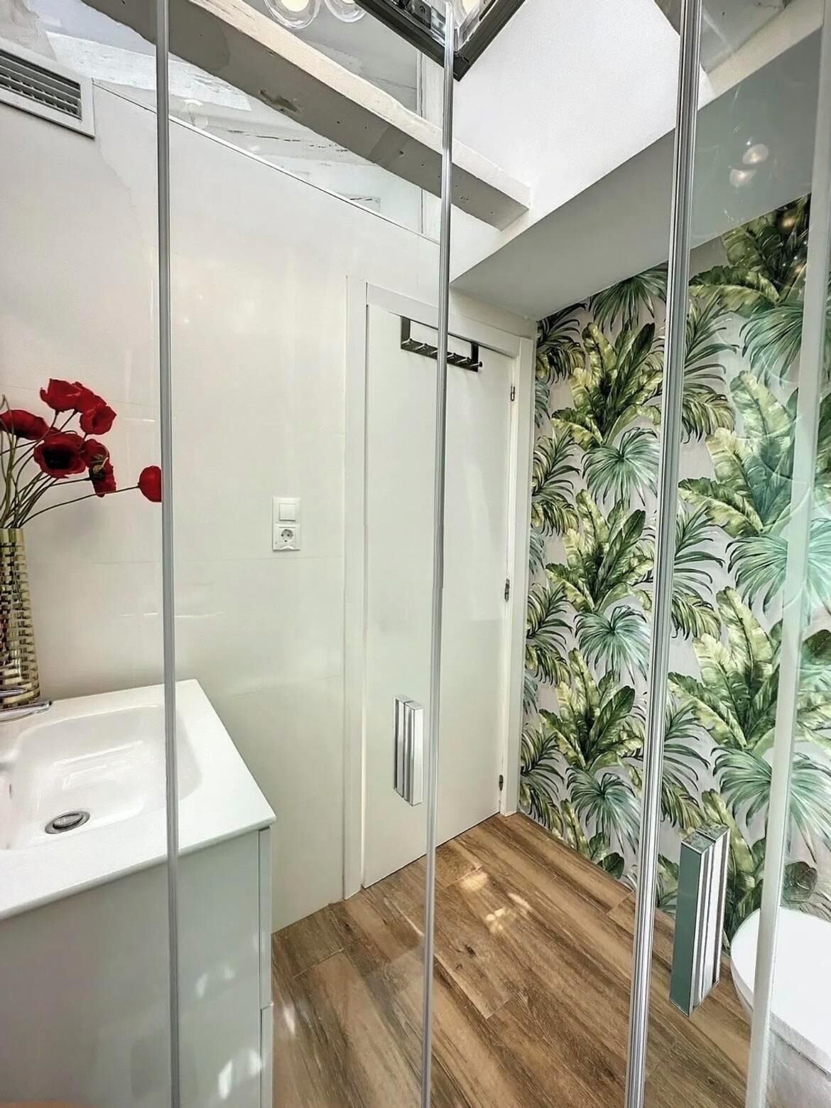 Een douche, een haardroger, handdoeken, zeep