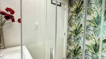 Een douche, een haardroger, handdoeken, zeep