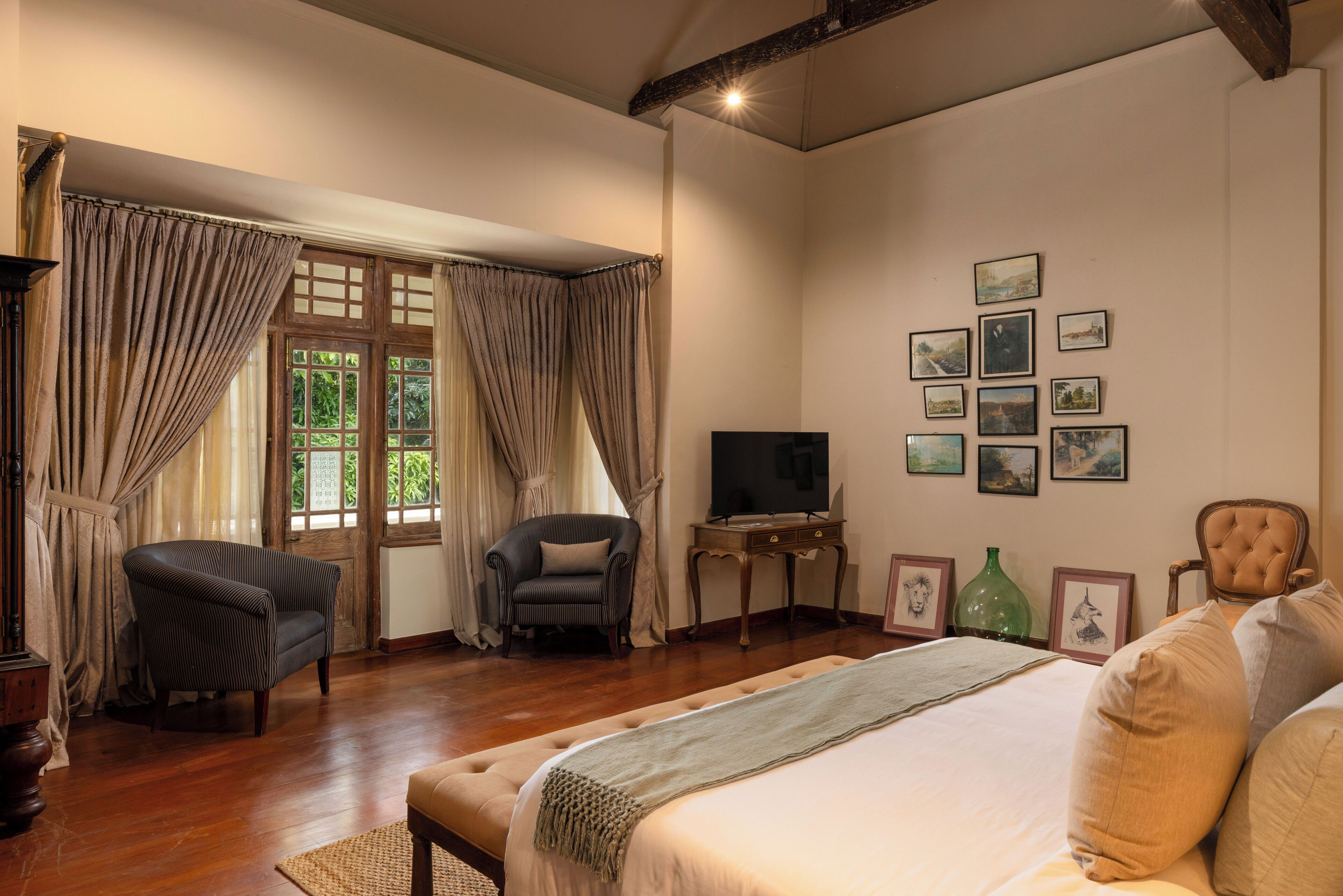 Quarto casal luxo, 1 cama King | Quartos à prova de som, Wi-Fi de cortesia, roupa de cama