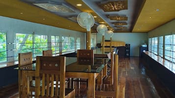 房內用餐