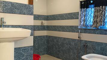 Habitación Deluxe doble, vistas al lago | Baño | Ducha, zapatillas, toallas y jabón