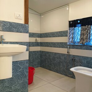 Kamar Double Deluks, pemandangan danau | Kamar mandi | Shower, sandal, handuk, dan sabun