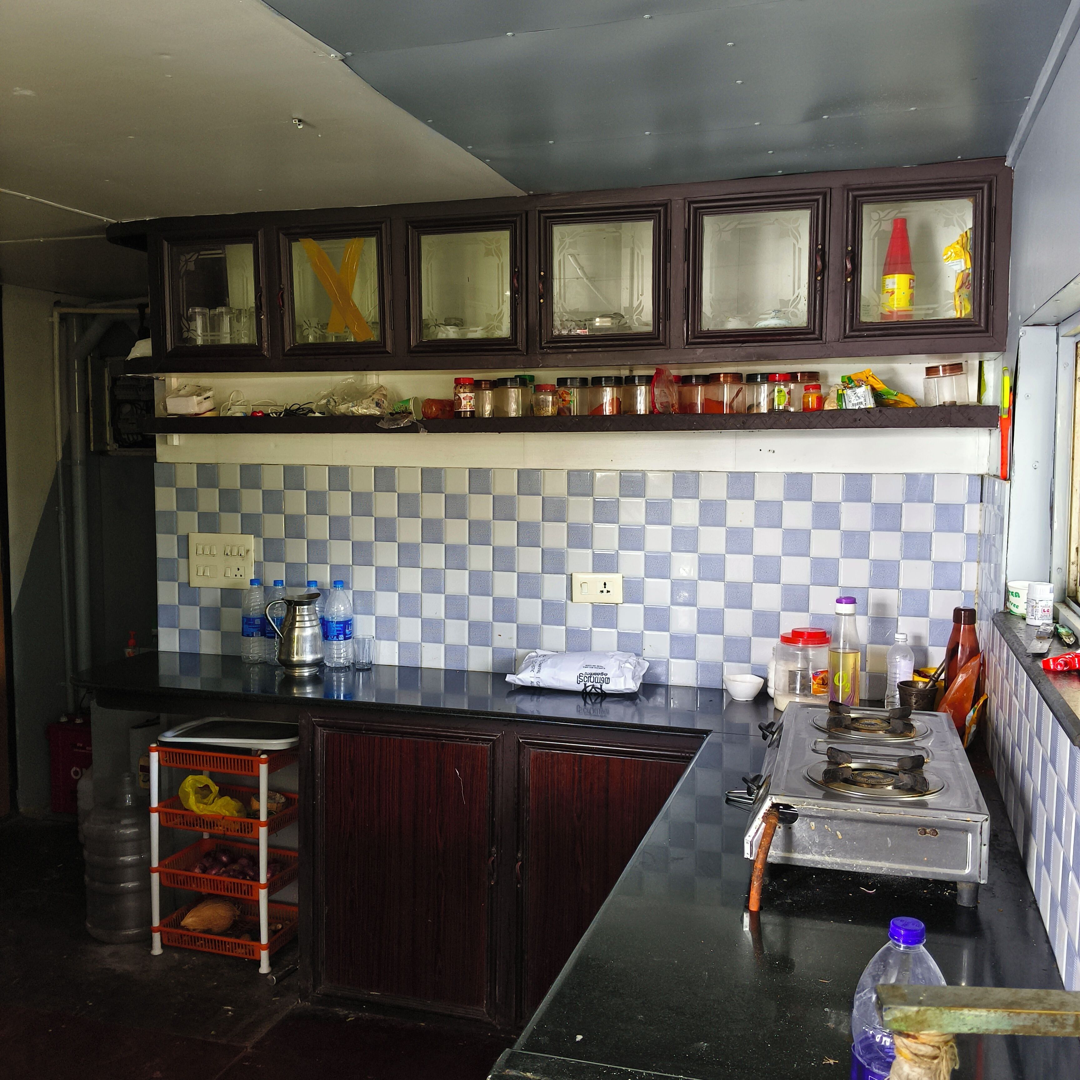 Fridge, stovetop, dishwasher, cookware/dishes/utensils