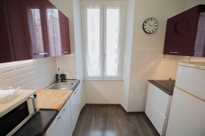 Mikrobølgeovn, kogeplade, højstol, køkkentøj/tallerkener/redskaber