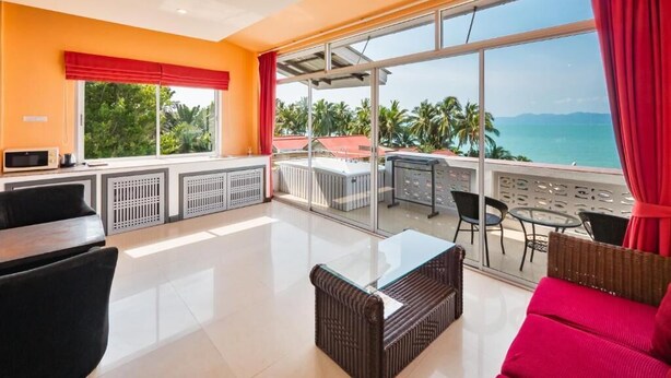 A bright room with a large window, a balcony, and a view of the sea. - Lemon House apartment (Koh Samui)