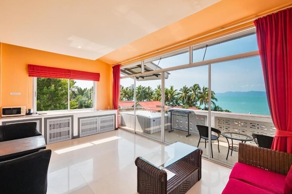 Studio, balkong, sjøutsikt | Oppholdsområde | En 50-centimeters TV med digitale kanaler samt bøker og filmkjøp