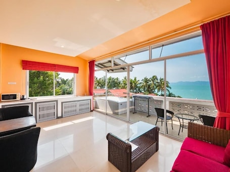 Studio, Balcony, Sea View | Living area | 50-cm TV with digital channels, books, pay movies