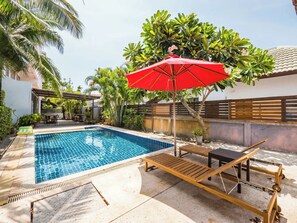 Utomhuspool, parasoller och solstolar