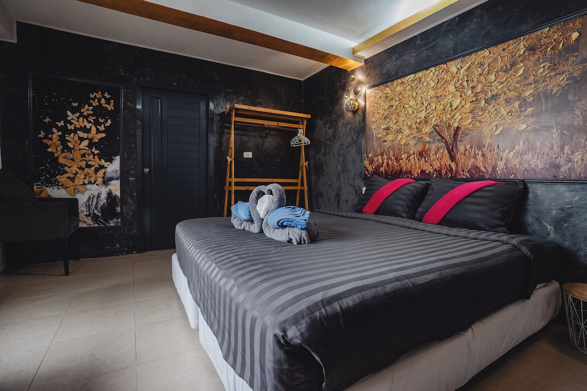 Room, 1 Double Bed, Ensuite | 1 bedroom, in-room safe, free WiFi, bed sheets