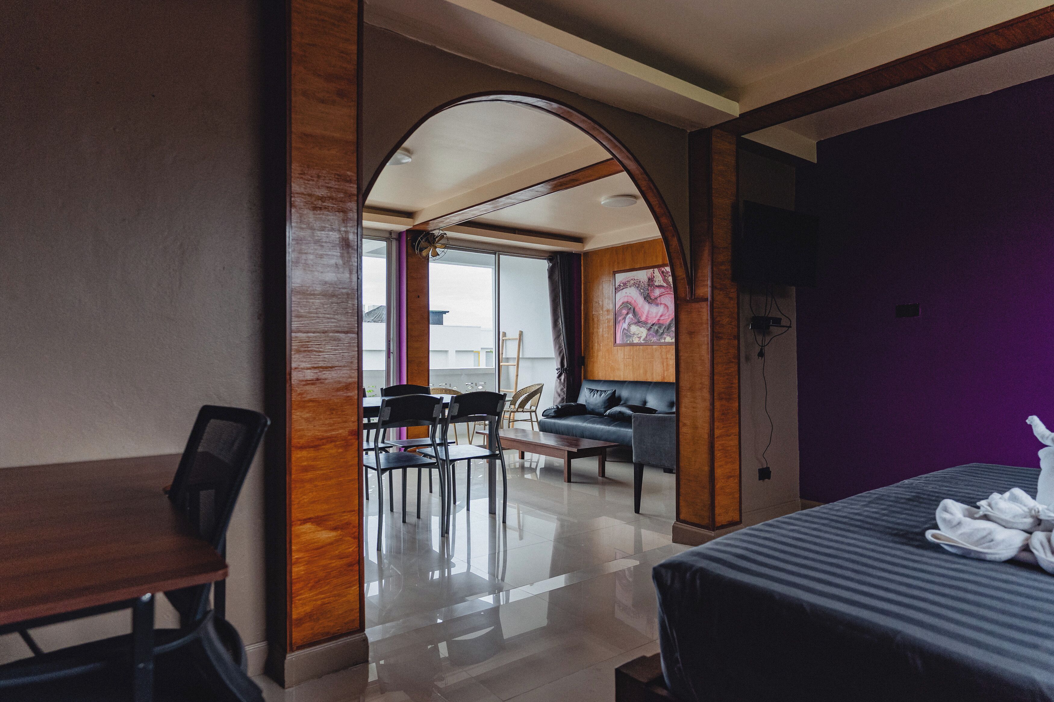 Apartment, 1 King-Bett und Schlafsofa, eingeschränkter Meerblick | Wohnbereich | 50-cm-Fernseher mit Digitalempfang, Bücher, Pay-TV