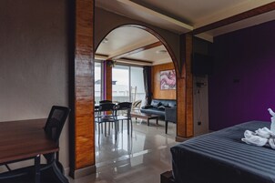Apartamento, 1 cama de matrimonio grande con sofá cama, vistas parciales al mar | Zona de estar | Televisión de 50 cm con canales digitales, libros
