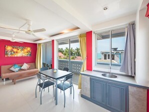 Lägenhet - 1 kingsize-säng med bäddsoffa - viss havsutsikt | Vardagsrum | 50-centimeters tv med digitalkanaler, böcker och betalfilmer