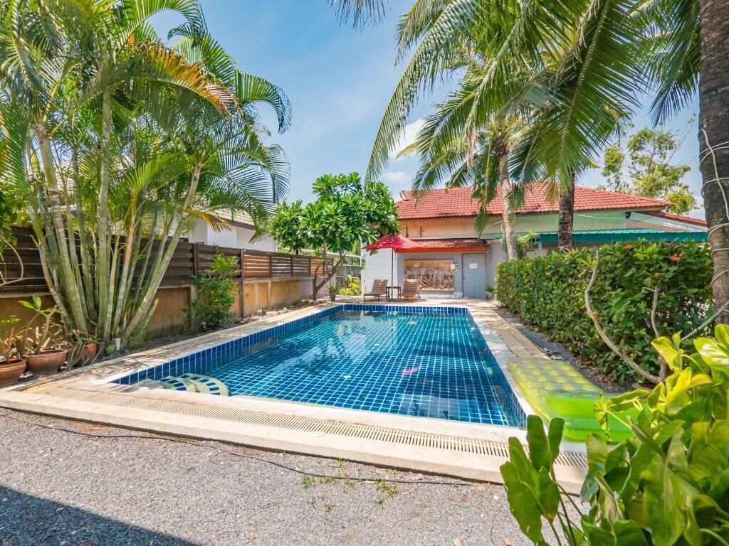 Alberca al aire libre, sombrillas en la alberca y camastros 