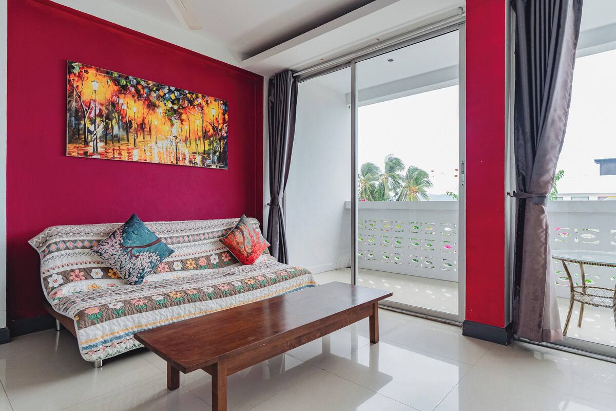 Departamento, 1 cama King size y sofá cama, vista parcial al mar | Área de sala de estar | Televisión de 50 cm con canales digitales, libros y películas con cargo 