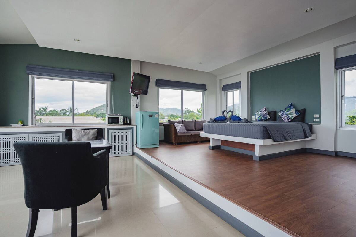 Estudio, balcón, vista parcial al mar | Caja de seguridad en la habitación, cortinas blackout y wifi gratis 