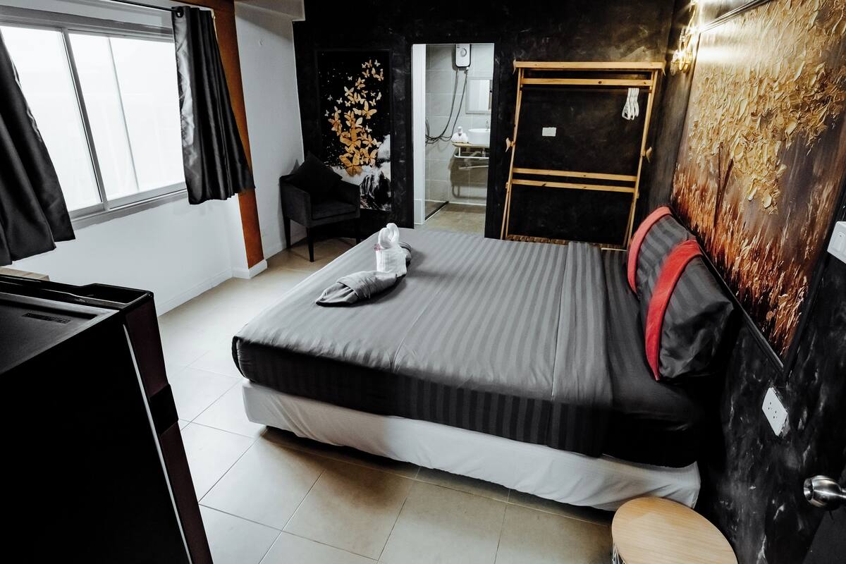 Room, 1 Double Bed, Ensuite | 1 bedroom, in-room safe, free WiFi, bed sheets