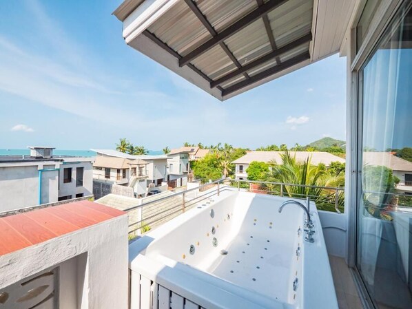 Studio, Balcony, Partial Sea View | Jetted tub
