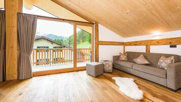 Deluxe-Suite, Bergblick | Wohnbereich