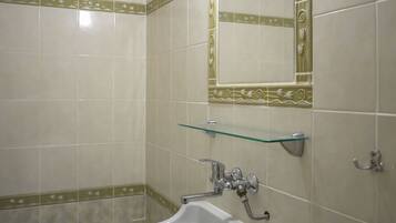 Haartrockner, Handtücher, Seife, Toilettenpapier