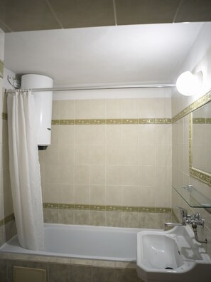 Secadora de cabello, toallas, jabón, papel de baño 