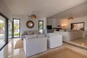 Smart TV, fireplace