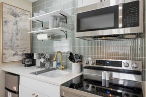 Four à micro-ondes, un four, surface de cuisson, lave-vaisselle