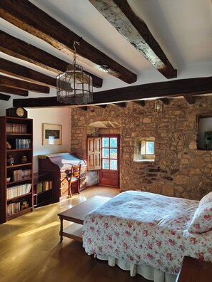 9 quartos, ferros/tábuas de passar roupa, Wi-Fi, roupa de cama