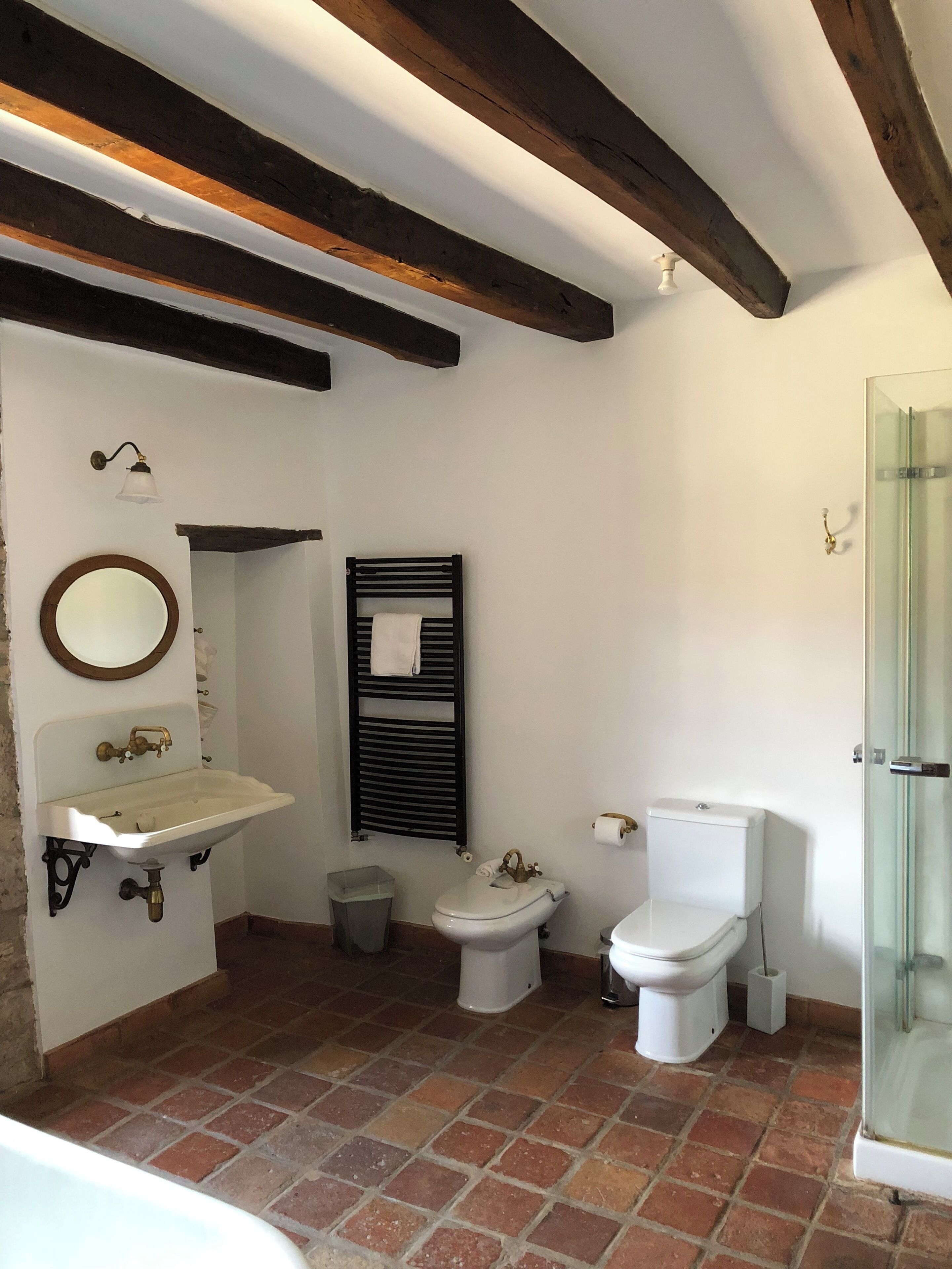 Ducha, secador de pelo, bidet, toallas