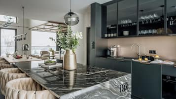 Chalet Keluarga | Dapur kecil pribadi | Lemari es, microwave, oven, dan kompor