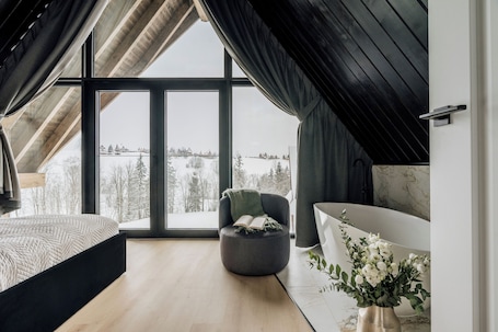 Superior Chalet | 4 bedrooms, laptop workspace, blackout drapes, soundproofing