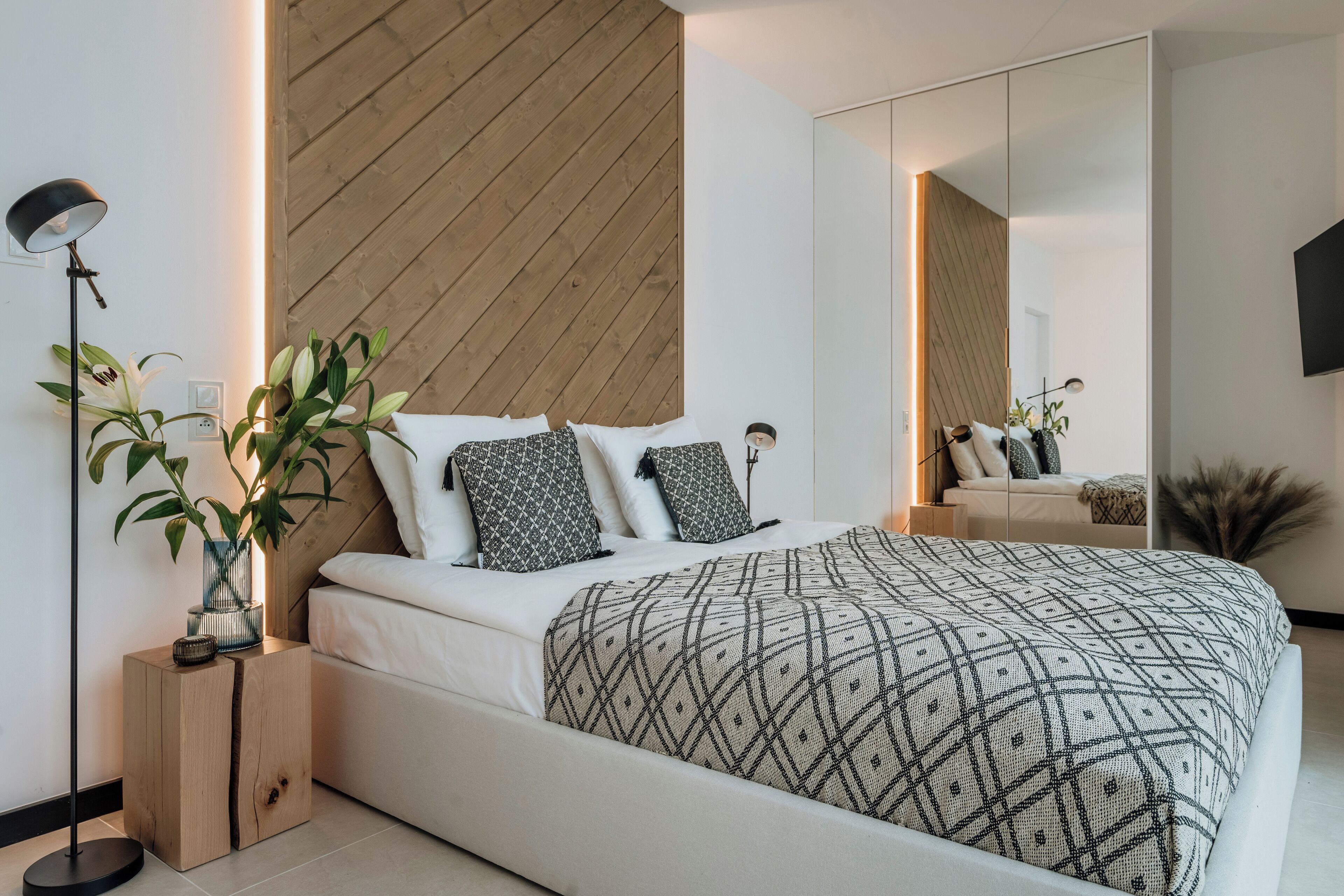 Deluxe Chalet | 4 bedrooms, laptop workspace, blackout curtains, soundproofing