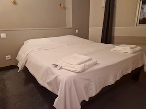 Standard Double Room, Ensuite - Le Phenix Hotel Limoge (Limoges)