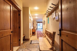 Interior - Westridge Condo 11- Close to Downtown and Bald Mt Lifts (Ketchum)