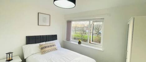 4 室のベッドルーム、アイロン / アイロン台、WiFi、ベッドシーツ