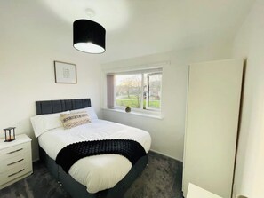 4 bedrooms, iron/ironing board, WiFi, bed sheets