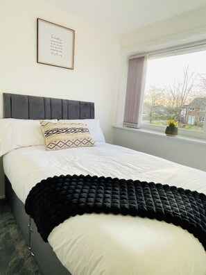 4 bedrooms, iron/ironing board, WiFi, bed sheets - 4 bed house in Wakefield - perfect for contractors  (Wakefield)