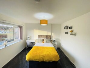4 habitaciones, tabla de planchar con plancha, wifi y ropa de cama