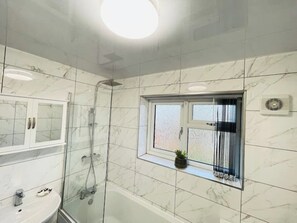 Hårføner, håndklær, såpe og toalettpapir